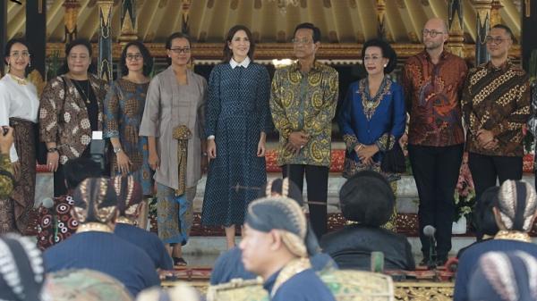 Putri Mahkota Kerajaan Denmark Mary Elizabeth Donaldson (tengah) berfoto dengan Raja Keraton Yogyakarta, Sri Sultan HB X (keempat kanan) dan keluarga saat berkunjung ke Keraton Yogyakarta, Rabu (4/12/2019). (Foto: ANTARA FOTO/Andreas Fitri Atmoko)