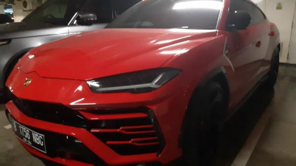 Lamborgini Urus, salah satu mobil mewah yang menunggak pajak di Apartemen Regatta Penjaringan, Kamis (5/1/2/2019). (Foto: iNews.id/Irfan Ma'ruf)