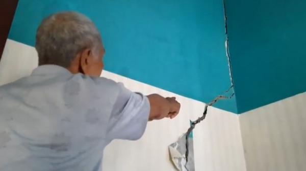 Warga menunjukkan dinding rumah yang rusak akibat pergerakan tanah di Desa Pusparahayu, Kecamatan Puspahiang, Kabupaten Tasikmalaya, Jabar, Kamis (5/12/2019). (Foto: iNews/Asep Juhariyono)