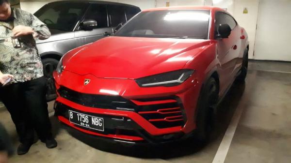 Badan Pajak Retribusi Daerah (BPRD) Jakarta Utara dan Komisi Pemberantasan Korupsi (KPK) menyegel 11 mobil mewah karena menunggak pajak yang terparkir di Apartemen Regatta, Penjaringan, Jakarta Utara, Kamis (5/12/2019). (Foto: iNews.id/Irfan Ma'ruf)