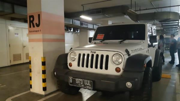 Badan Pajak Retribusi Daerah (BPRD) Jakarta Utara dan Komisi Pemberantasan Korupsi (KPK) menyegel 11 mobil mewah karena menunggak pajak yang terparkir di Apartemen Regatta, Penjaringan, Jakarta Utara, Kamis (5/12/2019). (Foto: iNews.id/Irfan Ma'ruf)