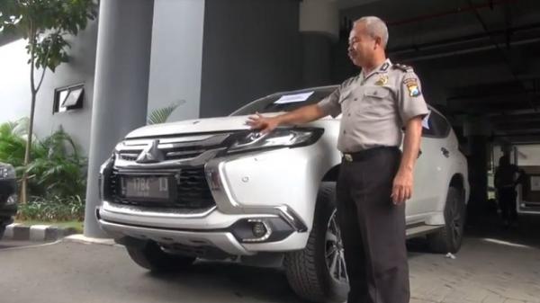 Mobil yang disita Polda Jatim dari pelaku pembobolan kartu kredit di Mapolda Jatim, Surabaya, Jumat (6/12/2019). (Foto: iNews/Rahmat Ilyasan)