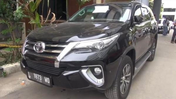 Mobil yang disita Polda Jatim dari pelaku pembobolan kartu kredit di Mapolda Jatim, Surabaya, Jumat (6/12/2019). (Foto: iNews/Rahmat Ilyasan)