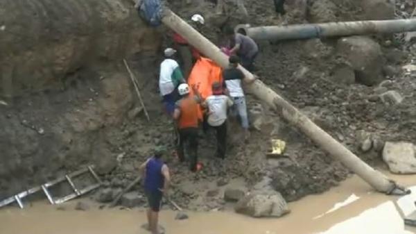 Proses evakuasi korban longsor di Kabupaten Cianjur, Jawa Barat, Sabtu (7/12/2019). (Foto: iNews/Mochamad Andi Ichsyan)