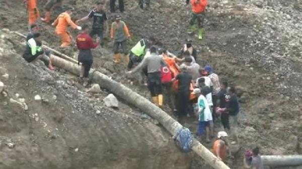 Proses evakuasi korban longsor di Kabupaten Cianjur, Jawa Barat, Sabtu (7/12/2019). (Foto: iNews/Mochamad Andi Ichsyan)