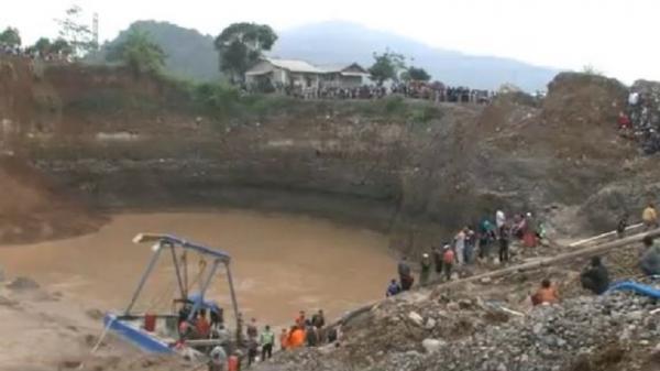 Proses evakuasi korban longsor di Kabupaten Cianjur, Jawa Barat, Sabtu (7/12/2019). (Foto: iNews/Mochamad Andi Ichsyan)