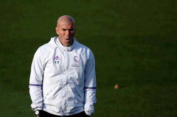 Zinedine Zidane 12 Pelatih Real Madrid Zinedine Zidane (kanan) berbincang dengan winger Liverpool Sadio Mane. (Foto: Express)