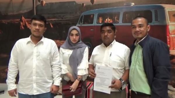 Reny Marintan Suryani Sembiring didampingi kuasa hukumnya di Kota Padangsidimpuan, Sumut, Senin (9/12/2019). (Foto: iNews/Indra Mulia Siagian)