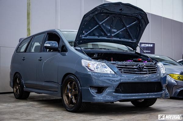 Toyota Innova Bermesin Supra A80. (Foto: Autoindustriya / NOEQUAL)