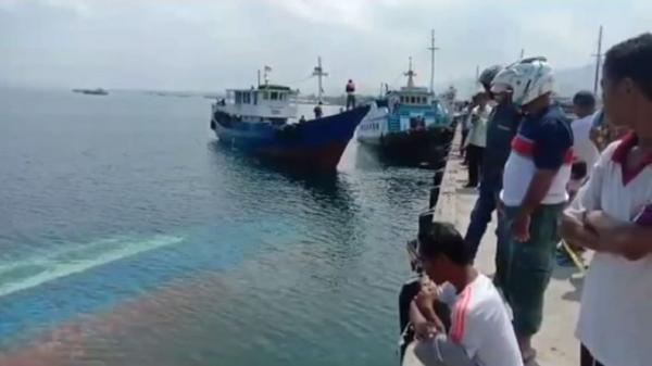 Warga tampak ramai melihat kapal yang tenggelam di Pelabuhan Lewoleba, Kota Lewoleba, Kabupaten Lembata, Provinsi NTT, Rabu (11/12/22019) sore. (Foto: iNews/Joni Nura)