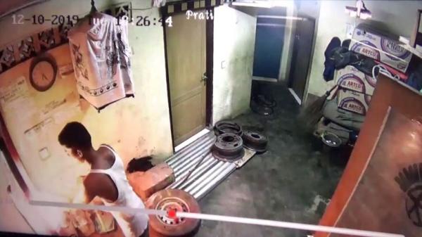 Rekaman CCTV menunjukkan pekerja menyiramkan bensin dan membakar gudang tempatnya bekerja di Kota Padang, Sumbar, Selasa (10/12/2019). (Foto: iNews/Budi Sunandar)