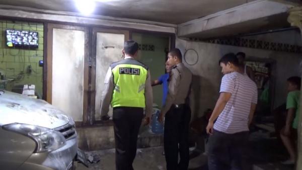 Petugas Polsek Lubeg menyelidiki kasus kebakaran gudang di Kota Padang, Sumbar, yang sengaja dibakar salah satu pekerjanya, Rabu (11/12/2019). (Foto: iNews/Budi Sunandar)
