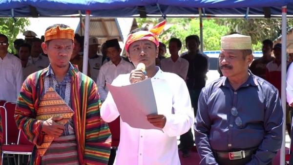 Warga Desa Gunung Jaya dan Desa Sampuabalo yang terlibat bentrokan hebat pada akhir Juni lalu sepakat berdamai dengan membacakan deklarasi damai di Desa Gunung Jaya, Kabupaten Buton, Sultra, Kamis (12/12/2019). (Foto: iNews.id/Andhy Eba)