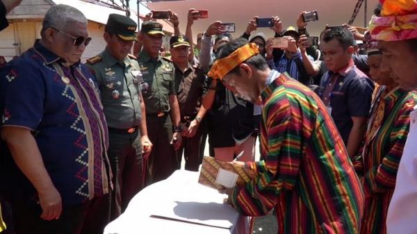 Warga Desa Gunung Jaya dan Desa Sampuabalo yang terlibat bentrokan hebat pada akhir Juni lalu sepakat berdamai dengan membacakan deklarasi damai di Desa Gunung Jaya, Kabupaten Buton, Sultra, Kamis (12/12/2019). (Foto: iNews.id/Andhy Eba)