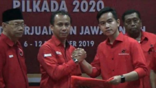 Kenakan Kemeja Merah Gibran Resmi Daftar Balon Wali Kota 