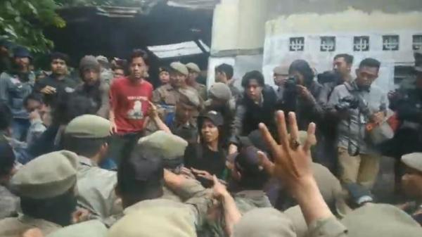 Warga dan Satpol PP Pemkot Bandung sempat bentrok saat penertiban bangunan rumah warga di kawasan Tamansari, Kota Bandung, Jawa Barat (Jabar), Kamis (12/12/2019). (Foto: iNews/Billy Maulana Finkran)