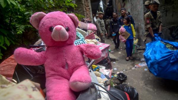 penggusuran di tamansari2 Seorang anak membawa boneka miliknya saat penggusuran permukiman Tamansari di Bandung, Jawa Barat, Kamis (12/12/2019). (ANTARA FOTO/Raisan Al Farisi)
