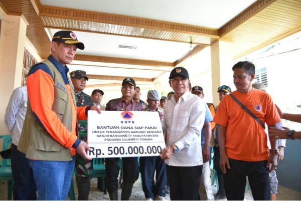 Kepala Badan Nasional Penanggulangan Bencana (BNPB) Lentjen TNI Doni Monardo menyerahkan bantuan kepada warga korban banjir bandang di Sigi, Sulawesi Tengah (Sulteng). (Foto: ist)