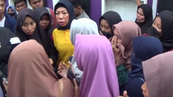 Kapolsek Manggala Kompol Hasniati meminta keterangan dari sejumlah rekan mahasiswi UIN Allauddin Makassar yang ditemukan tewas di rumah di Jalan Tamangapa, Kecamatan Manggala, Makassar, Sulsel, Sabtu (14/12/2019). (Foto: iNews/Muhammad Nur Bone)