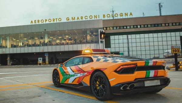 17 Lamborghini 1 Lamborghini Huracan RWD di Bandara Bologna, Italia. (Foto: Carscoops)