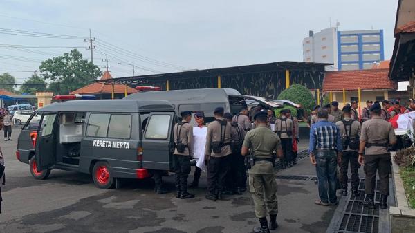 jenazah polisi tersambar petir2 Polda Jatim menyerahkan tiga jenazah anggota polisi, korban tersambar petir di Gunung Ringgit kepada keluarga di Surabaya, Jatim, Selasa (17/12/2019). (Foto: iNews/Ihya’ Ulumuddin)