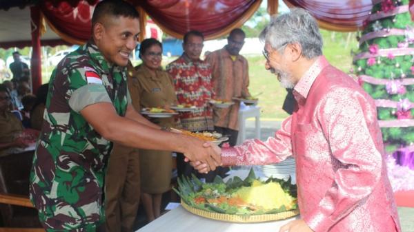 natal di perbatasan1 Satgas Yonif 713/ST dan Konsulat RI di Vanimo menggelar ibadah Natal di perbatasan RI-Papua Nugini (PNG), di Lapangan Helipad Pos Kotis Skouw, Distrik Muara Tami, Kota Jayapura, Provinsi Papua, Senin (16/12/2019). (Foto: Istimewa)