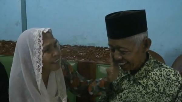 Pasutri lansia Khoiri dan Ngadawiyah menunjukkan kemesraan mereka saat ditemui di rumahnya di Desa Tegalrejo RT 02 RW 03 Kecamatan Grabag, Kabupaten Purworejo, Jateng, Selasa (17/12/2019). (Foto: iNews/Joe Hartoyo)
