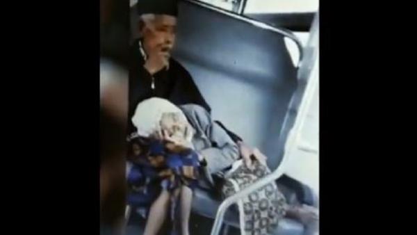 Kemesraan pasutri lansia Khoiri dan Ngadawiyah yang terekam saat di Kereta Api Prameks. (Foto: iNews/Joe Hartoyo)