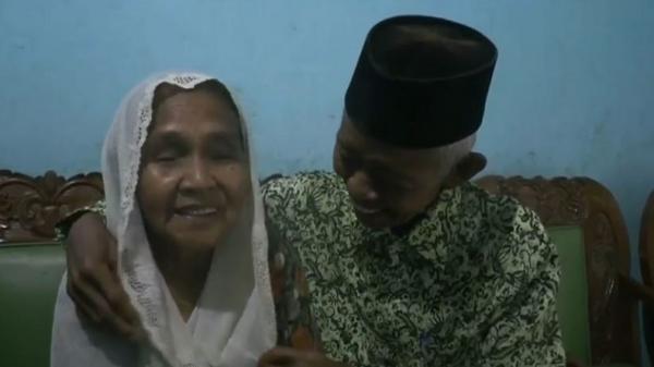 Pasutri lansia Khoiri dan Ngadawiyah menunjukkan kemesraan mereka saat ditemui di rumahnya di Desa Tegalrejo RT 02 RW 03 Kecamatan Grabag, Kabupaten Purworejo, Jateng, Selasa (17/12/2019). (Foto: iNews/Joe Hartoyo)