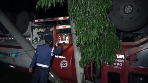 Truk tangki Pertamina bermuatan Premium terbalik di depan rumah warga di warga di Desa Semanggi, Kecamatan Bantimurung, Kabupaten Maros, Sulsel, Senin (17/12/2019) malam. (Foto: iNews/Wahyu Ruslan)