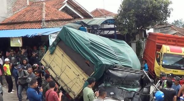 Bangkai Truk dievakuasi warga dan polisi, Bandung Barat, Rabu (18/12/2019) (Foto: iNews/ Yuwono)