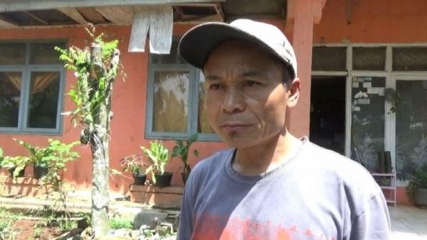 Dedi Olih dan keluarganya di kawasan perkebunan karet di Purwakarta, Jawa Barat, terpaksa mengungsi karena lembing hitam di rumahnya semakin banyak, Rabu (18/12/2019). (Foto: iNews/Irwan)