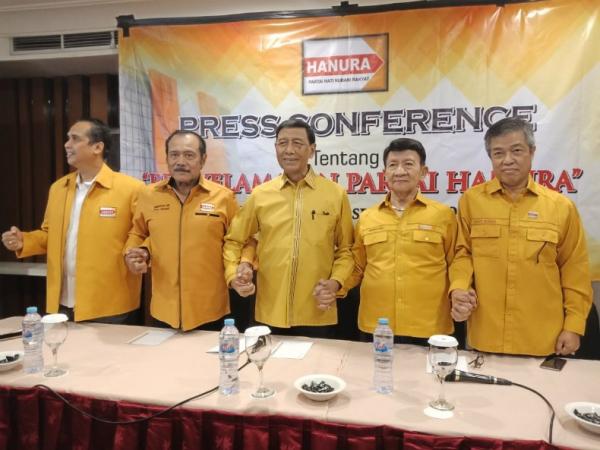 Konferensi pers pengunduran diri Wiranto dari ketua Dewan Pembina Partai Hanura di Hotel Atlet Century, Senayan, Jakarta, Rabu (18/12/2019). (Foto: iNews.id/Felldy Utama)