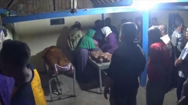 Jenazah bapak dan menantu berhasil dievakuasi dari dalam sumur di Desa Krompol, Kecamatan Bringin, Kabupaten Ngawi, Jatim, Rabu (18/12/2019) malam. (Foto: iNews/Asfi Manar)