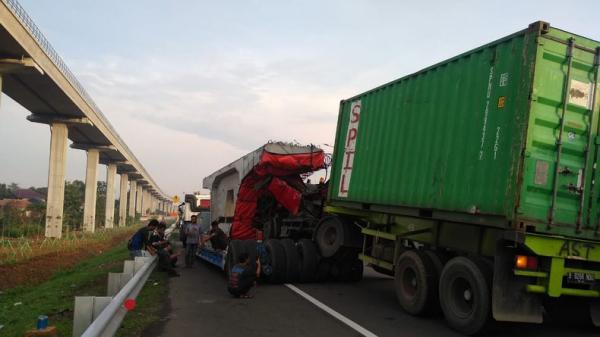 Truk kontainer menabrak kendaraan trailler bermuatan beton di ruas Tol Jagorawi, Kamis (19/12/2019). (Foto: Istimewa).