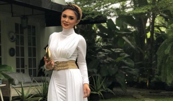 Yuni Shara, deretan artis bangun musola di rumah. (Foto: Antara/Indriani)