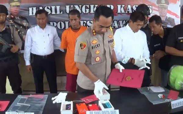 Polisi menunjukkan barang bukti, Kamis (19/12/2019) (Foto: iNews/ Asfi Manar)