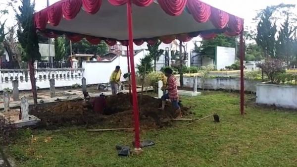 Pekerja mempersiapkan makam untuk almarhum Lettu Erizal Zuhri Sidabutar di Taman Makam Pahlawan Panji Sibura Bura, Kelurahan Batang Beruh, Kota Sidikalang, Kabupaten Dairi, Sumut, Jumat (20/12/2019). (Foto: iNews/Irwansyah Sitepu)