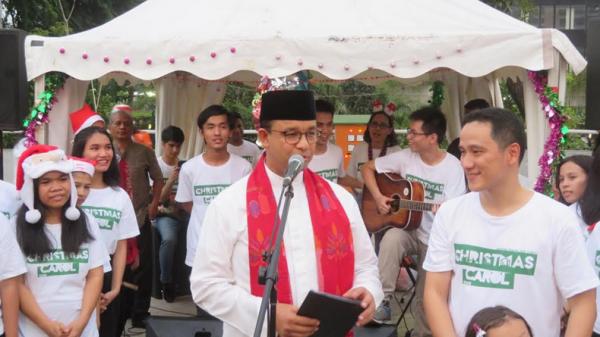 Gubernur DKI Jakarta mengunjungi hari terakhir acara Christmas Carol di Jalan Sudirman, Jumat (20/12/2019). (Foto: iNews.id/ Anwar).
