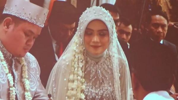 Prosesi akad nikah putri kedua Ketua DPD RI La Nyala Mattalitti yang dihadiri Presiden Jokowi dan sejumlah menteri di hotel di Kota Surabaya, Jatim, Sabtu (21/12/2019). (Foto: iNews/Hari Tambayong)