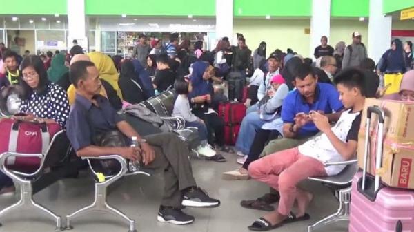 Para penumpang memadati Pelabuhan Domestik Sri Bintan Pura Tanjungpinang, Kepulauan Riau (Kepri), Senin (23/12/2019). (Foto: iNews/Humala Nasution)