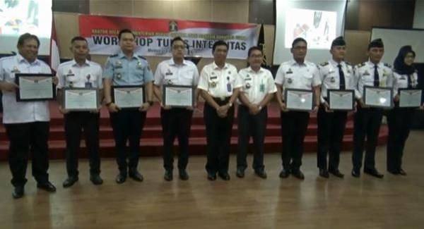 Pegawai Imigrasi saat menerima penghargaan dari Kanwil Kemenkumham Sumut. (Foto: iNews/Said Ilham)