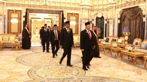 Ketua MPR Bambang Soesatyo bertemu Raja Arab Saudi, Salman bin Abdulaziz al-Saud, di Istana Kerajaan Yamamah Riyadh Arab Saudi, Senin (23/12/2019). (Foto: Istimewa).