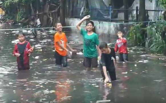 Anak-anak bermain air di Pasar Gedebage, Rabu (25/12/2019) (Foto: iNews/ Mujib)