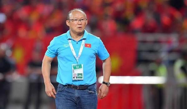 Pelatih Indonesia Shin Tae-yong (kanan) dan juru taktik Vietnam Park Hang-seo (Foto: Vietnam Net)