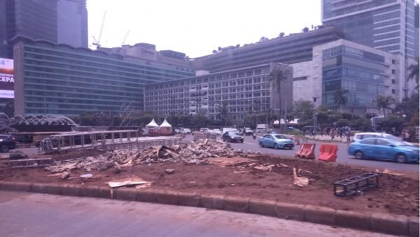 Instalasi gabion di Bundaran HI dibongkar karena di tempat itu akan dibangun panggung untuk perayaan Tahun Baru 2020, Kamis (26/12/2019). (Foto: iNews.id/Wildan Catra Mulia).