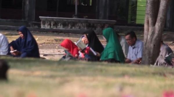 Warga memenuhi kuburan massal korban tsunami di Ulee Lheue, Kecamatan Meuraksa, Banda Aceh, Aceh, memperingati 15 tahun tsunami, Kamis (26/12/2019). (Foto: iNews/Jamal Usis)