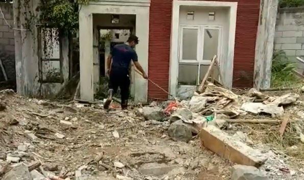 Petugas Damkar menyisir perumahan, Jumat (27/12/2019) (Foto: iNews/ Rizky)