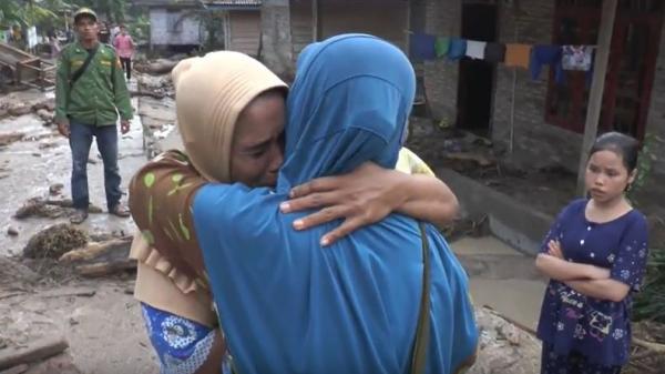 Warga Desa Hatapang, Kecamatan Na IX-X, Labura menangis sedih setelah rumah mereka rusak terdampak banjir bandang. (Foto: iNews/Fachrizal)