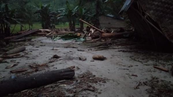 Material kayu dan bebatuan yang terbawa arus banjir bandang dan merusak permukiman warga Dusun Siria Ria di Labura, Sumut. (Foto: Istimewa)